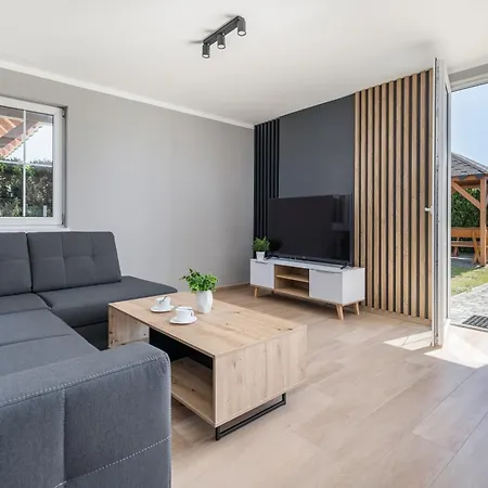 Alana & Alva With Garden By Renters Holiday home
